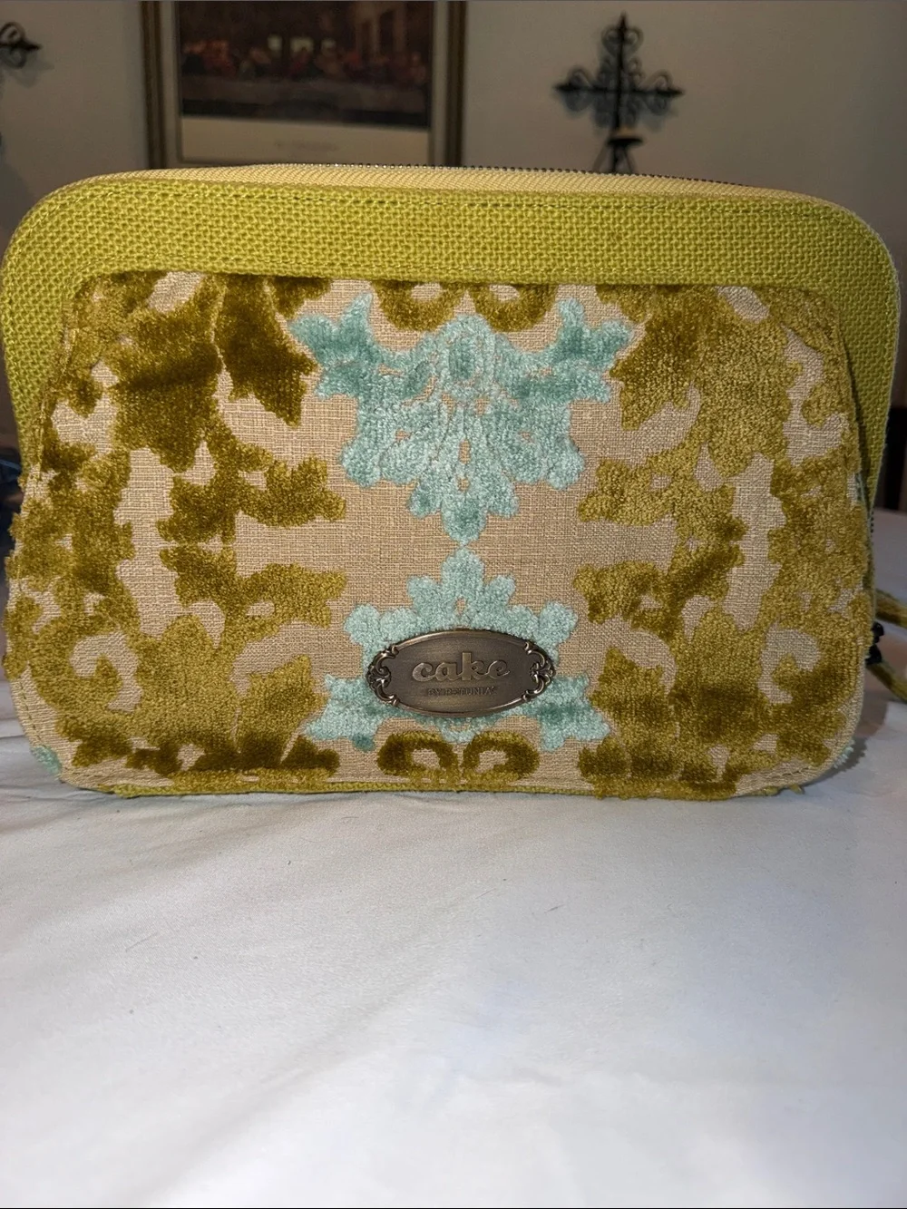 Rare cake Petunia Pickle bottom clutch like new !